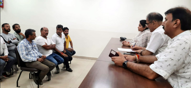 Senior BJP leaders listening problems of daily wagers at Party Headquarter, Trikuta Nagar on Friday. Senior BJP leaders listening problems of daily wagers at Party Headquarter, Trikuta Nagar on Friday.