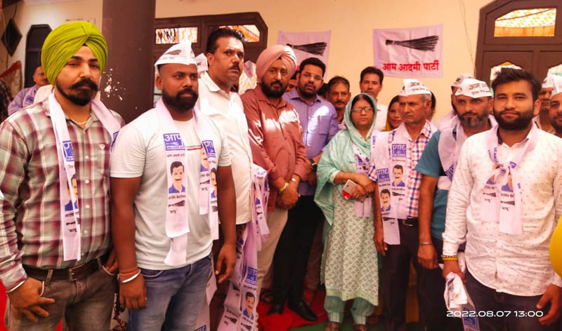 Prabhari of AAP J&K Gaurav Sharma and other senior leaders posing with new entrants of the Party. Prabhari of AAP J&K Gaurav Sharma and other senior leaders posing with new entrants of the Party.