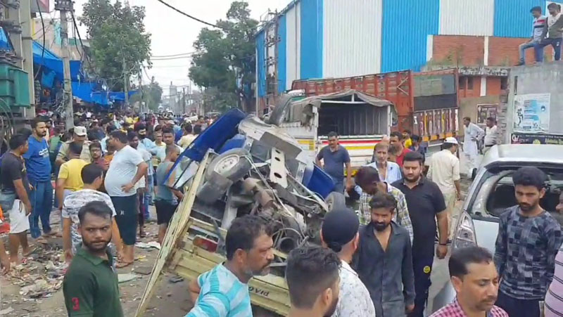 Vehicles damaged as truck suffers brake failure. -Excelsior/Pardeep Vehicles damaged as truck suffers brake failure. -Excelsior/Pardeep