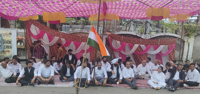 Lawyers sitting on protest dharna at High Court Chowk, Janipur in Jammu on Friday. Lawyers sitting on protest dharna at High Court Chowk, Janipur in Jammu on Friday.