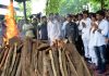 Friends and fans attending the last rites of Comedian Raju Srivastava in Nigambodh Ghat crematorium, in New Delhi on Thursday. (UNI)