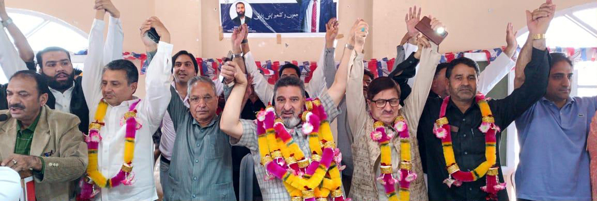 Apni Party president Altaf Bukhari and others at party convention at Srinagar. Apni Party president Altaf Bukhari and others at party convention at Srinagar.