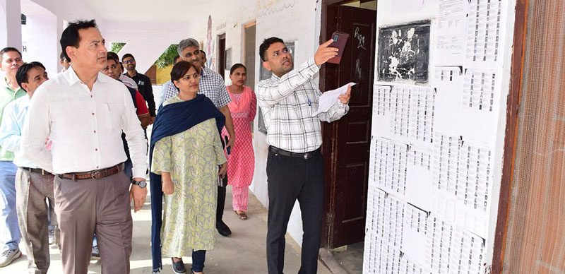 CEO during visit to Samba. CEO during visit to Samba.