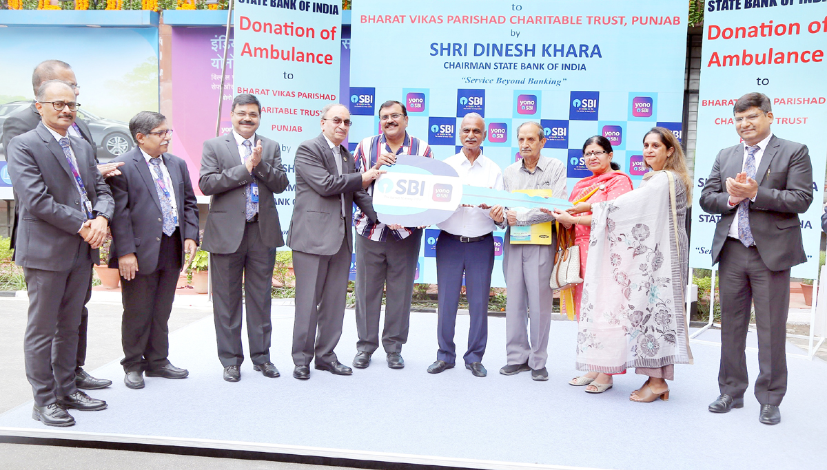 Chairman SBI Dinesh Khara presenting keys of ambulance to officials of Bharat Vikas Parishad Trust Punjab. Chairman SBI Dinesh Khara presenting keys of ambulance to officials of Bharat Vikas Parishad Trust Punjab.