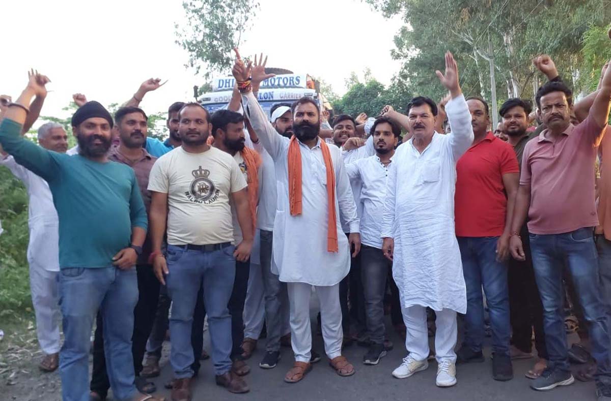 Tractor trolley operators protesting at Kathua on Monday. -Excelsior/Pardeep Sharma Tractor trolley operators protesting at Kathua on Monday. -Excelsior/Pardeep Sharma