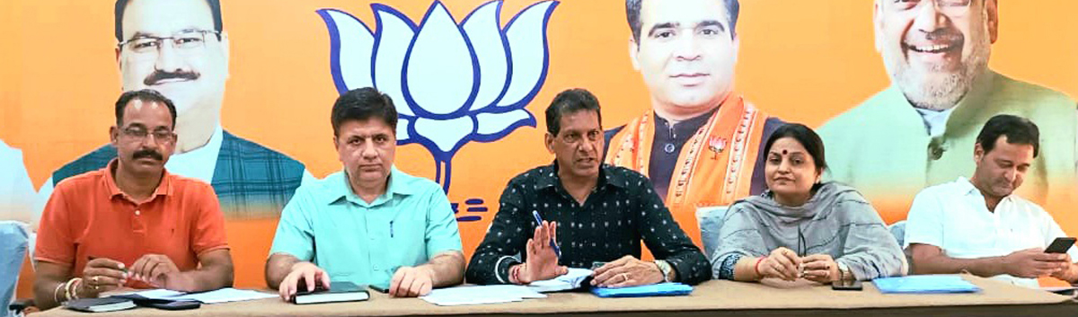 BJP leaders addressing a meeting at party office Kachi Chawni on Saturday. BJP leaders addressing a meeting at party office Kachi Chawni on Saturday.