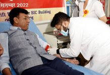 Union Minister for Health & Family Welfare, Chemicals and Fertilizers, Mansukh Mandaviya donating blood at Blood Donation camp, Safdarjung Hospital, as a part of Raktdaan Amrit Mahotsav, in New Delhi on Saturday.