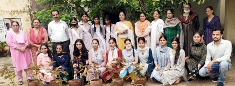 Dignitaries and participants posing for group photograph. Dignitaries and participants posing for group photograph.