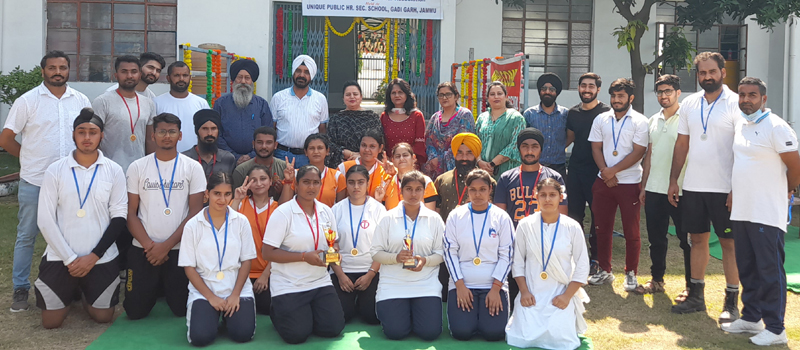 Dignitaries and winners posing for group photograph. Dignitaries and winners posing for group photograph.