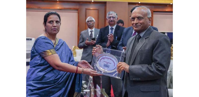 LG Ladakh R K Mathur presenting a memento to an officer during National Meet on RTI Act at Leh. LG Ladakh R K Mathur presenting a memento to an officer during National Meet on RTI Act at Leh.