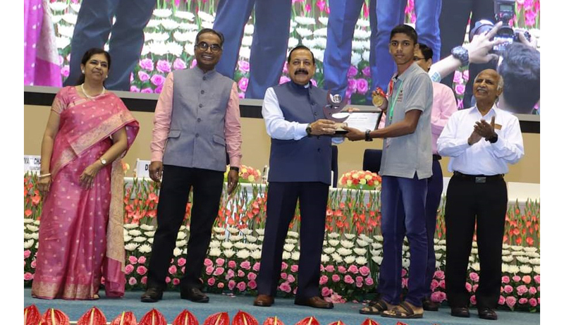 Kupwara boy Danish receiving Inspire Award from Union Minister Dr Jitendra Singh.