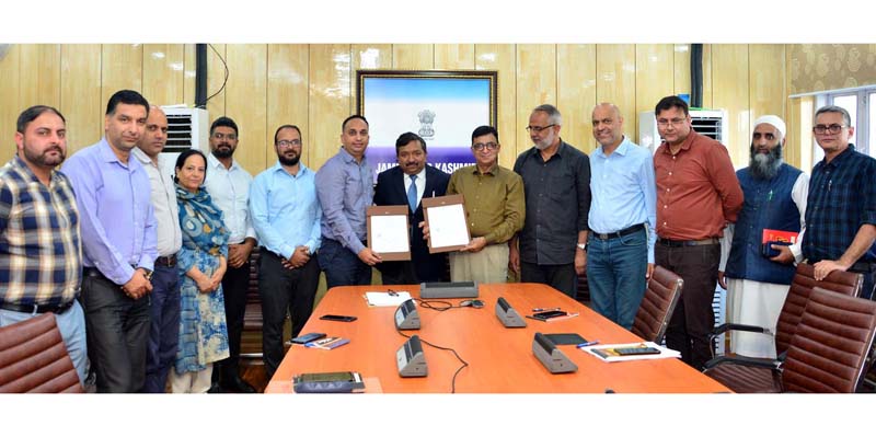 Principal Secretary H&UDD and other officers during signing of MoU. Principal Secretary H&UDD and other officers during signing of MoU.