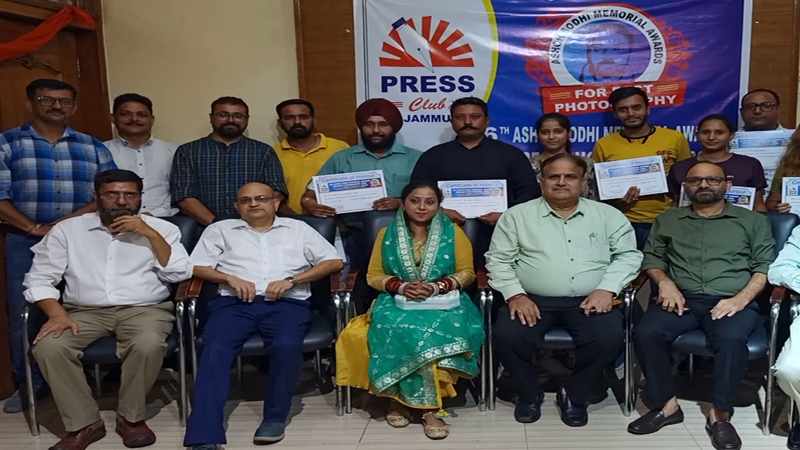 Ashok Sodhi Memorial Award winners posing with Press Club of Jammu office bearers, senior journalists and Sodhi’s daughter Inna Sodhi.