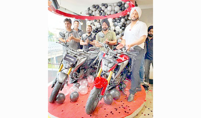 Dignitaries launching CB300F at BigWing Jammu Central dealership. Dignitaries launching CB300F at BigWing Jammu Central dealership.