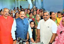 Union Minister Dr Jitendra Singh, flanked by NDMC Vice Chairman Satish Upadhyay and BJP Delhi State President Adesh Gupta, among slum-dweller women during "Sewa Pakhwara" programme, at New Delhi on Tuesday.