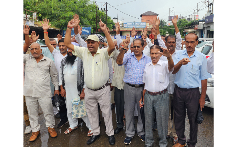 PoJK DPs staging protest demonstration in Jammu on Wednesday. -Excelsior/ Rakesh PoJK DPs staging protest demonstration in Jammu on Wednesday. -Excelsior/ Rakesh