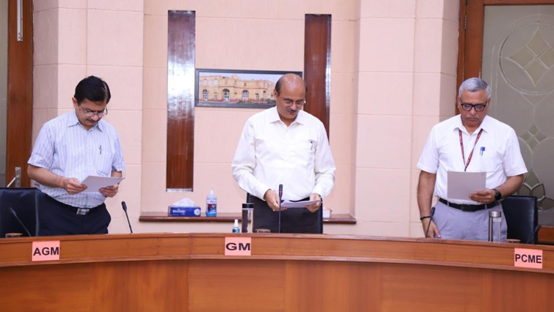 Ashutosh Gangal, GM Northern Railway administering the Swachhata Pledge. Ashutosh Gangal, GM Northern Railway administering the Swachhata Pledge.