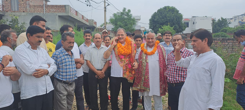Kavinder Gupta starting black topping of road in Channi Himmat Kavinder Gupta starting black topping of road in Channi Himmat