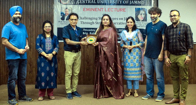 Prof Devanand presenting a memento to Manu Khajuria after her lecture at CUJ. Prof Devanand presenting a memento to Manu Khajuria after her lecture at CUJ.