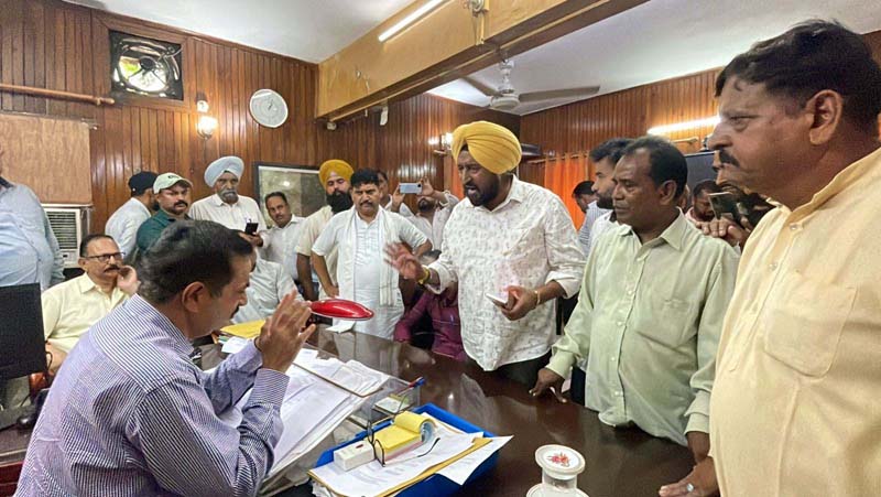 Senior AAP leader and DDC Member Taranjit Singh Tony discussing issues with Chief Engineer, Irrigation and Flood Control Department. Senior AAP leader and DDC Member Taranjit Singh Tony discussing issues with Chief Engineer, Irrigation and Flood Control Department.
