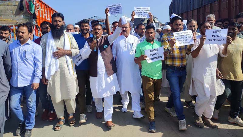 sr Fruit growers and traders from North Kashmir during a protest in Sopore Fruit Mandi on Wednesday. -Excelsior/Abid Nabi