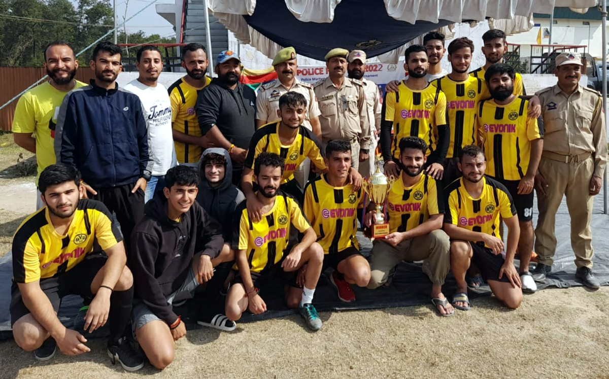 Winners posing for a group photograph with police officials at Samba on Sunday. Winners posing for a group photograph with police officials at Samba on Sunday.
