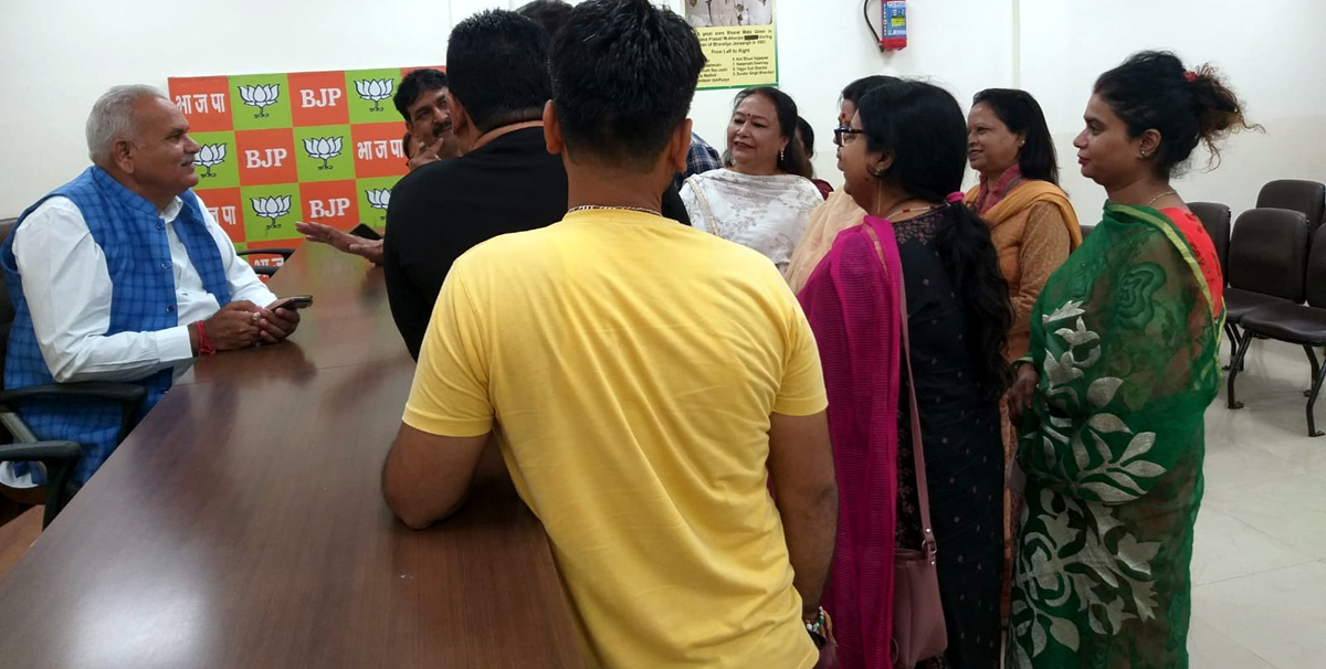 Former Minister, Sham Choudhary listening public grievances at BJP Headquarters, Trikuta Nagar on Friday. Former Minister, Sham Choudhary listening public grievances at BJP Headquarters, Trikuta Nagar on Friday.