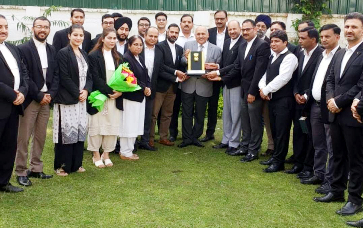 Chief Justice Pankaj Mithal with office bearers of J&K High Court Bar Association posing for a group photograph. Chief Justice Pankaj Mithal with office bearers of J&K High Court Bar Association posing for a group photograph.
