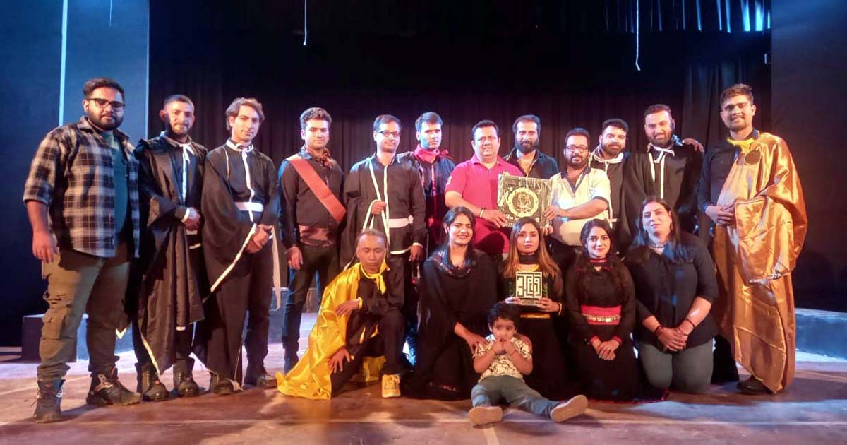 Artists of Samooh Theatre after staging the play ‘Dozakh’ in Bikaner, Rajasthan. Artists of Samooh Theatre after staging the play ‘Dozakh’ in Bikaner, Rajasthan.