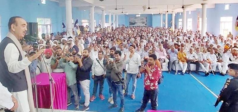 Former J&K CM and DAP chairman, Ghulam Nabi Azad addressing public rally at Kathua on Sunday. —Excelsior/ Pardeep Former J&K CM and DAP chairman, Ghulam Nabi Azad addressing public rally at Kathua on Sunday. —Excelsior/ Pardeep