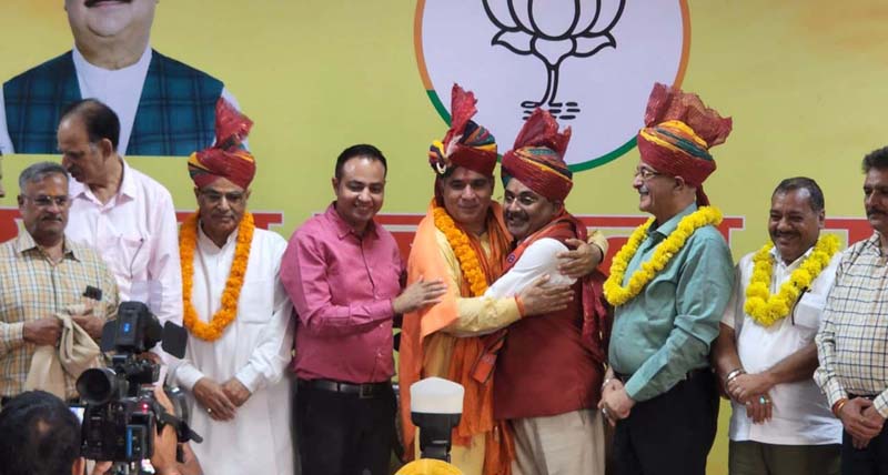 BJP President Ravinder Raina and others welcoming new entrants into partyfold at Jammu on Saturday. BJP President Ravinder Raina and others welcoming new entrants into partyfold at Jammu on Saturday.