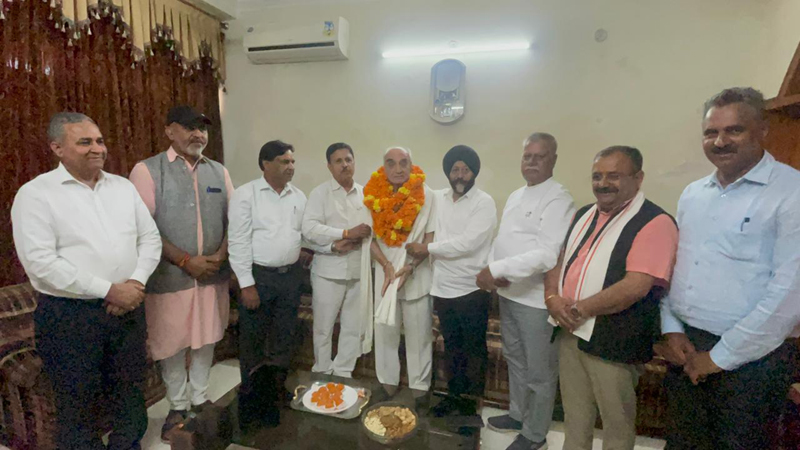 Jatt Sabha leaders honouring senior community leader and former MLA Choudhary Payara Singh at Jammu on Thursday. Jatt Sabha leaders honouring senior community leader and former MLA Choudhary Payara Singh at Jammu on Thursday.