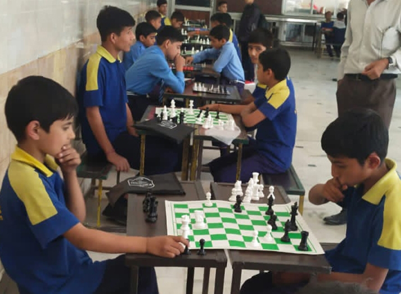 ผู้เล่นแสดงความสนใจอย่างมากระหว่างเกม Reasi District Chess Championship