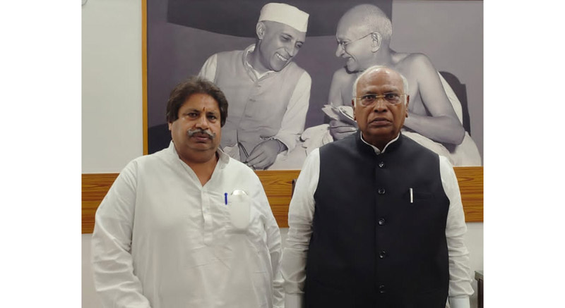 JKPCC working president Raman Bhalla at a meeting with AICC president Mallikarjun Kharge in Delhi. JKPCC working president Raman Bhalla at a meeting with AICC president Mallikarjun Kharge in Delhi.