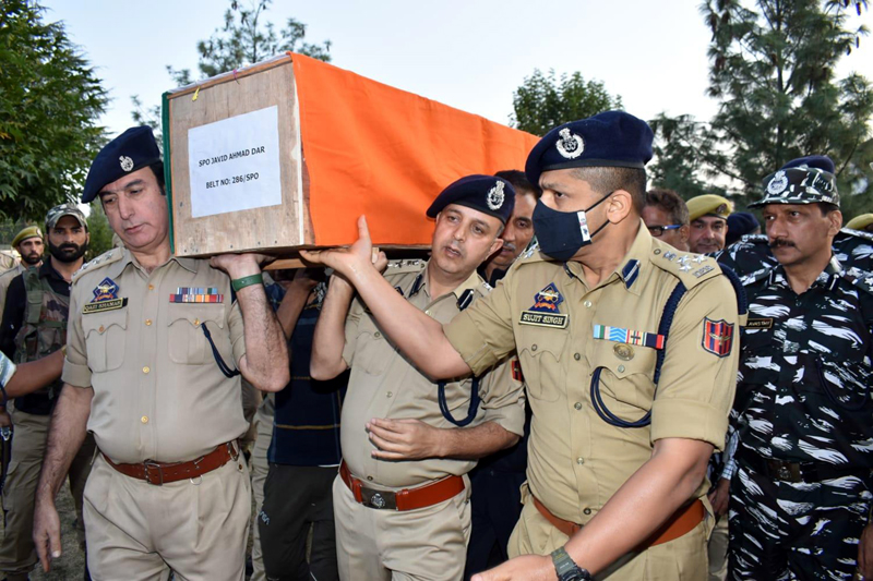 Officers carrying the coffin of the martyred cop for wreath laying ceremony. -Excelsior/Younis Khaliq