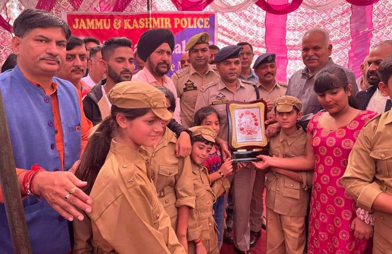 SP Headquarters Ramnish Gupta awarding children who participated in ‘Nukkad Natak’. SP Headquarters Ramnish Gupta awarding children who participated in ‘Nukkad Natak’.