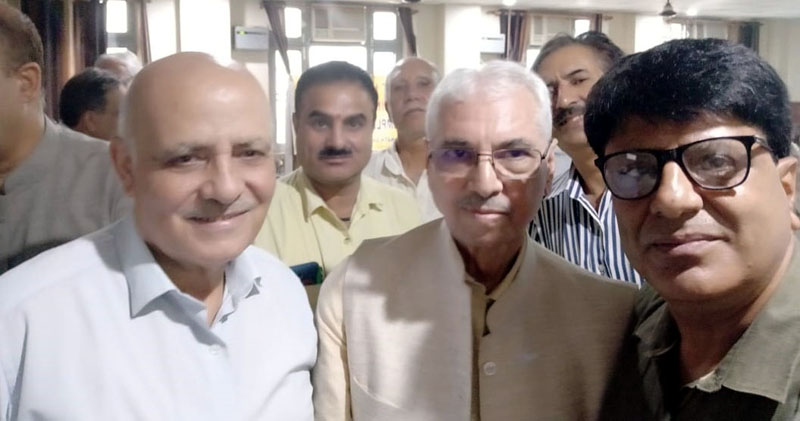 Awardees posing for group photograph. Awardees posing for group photograph.