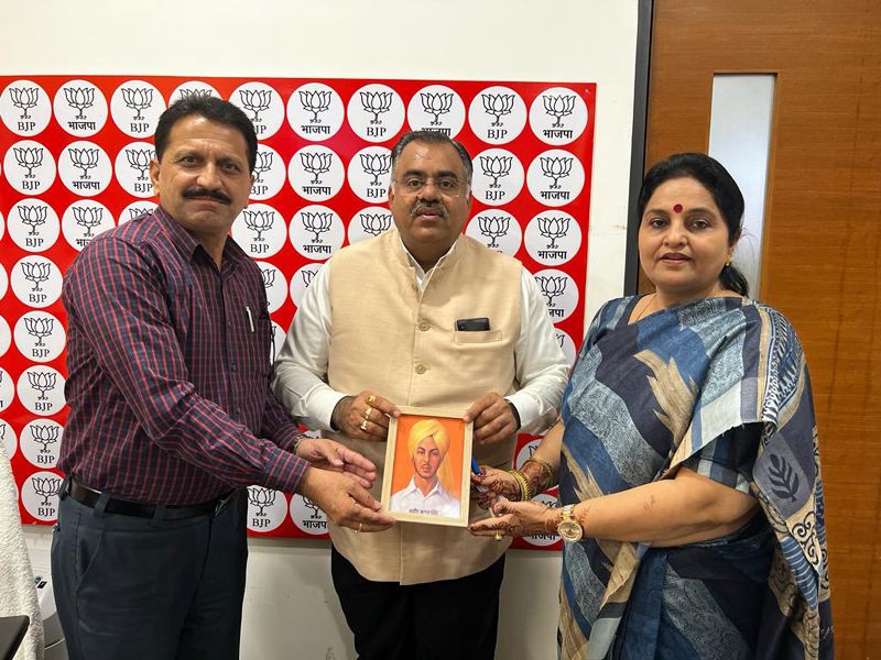 Former Minister, Priya Sethi presenting Bhagat Singh’s portrait to national general secretary Tarun Chugh at New Delhi on Saturday. Former Minister, Priya Sethi presenting Bhagat Singh’s portrait to national general secretary Tarun Chugh at New Delhi on Saturday.