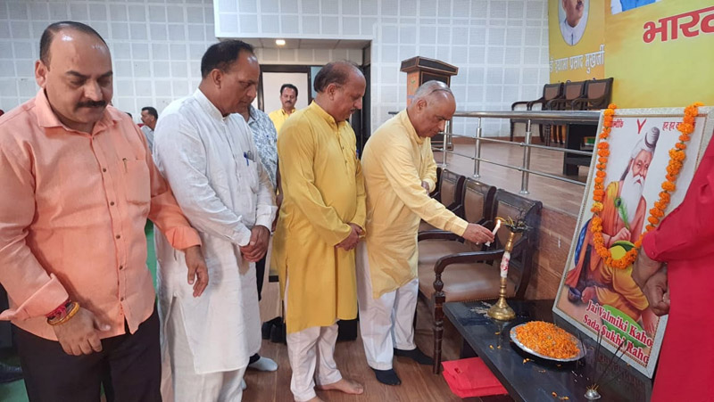 BJP General Secretary (Org) Ashok Koul and others paying tribute to Maharishi Valmiki. BJP General Secretary (Org) Ashok Koul and others paying tribute to Maharishi Valmiki.