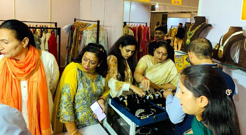 Customers having glimpses of jewellery during exhibition. Customers having glimpses of jewellery during exhibition.