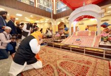 Home Minister Amit Shah offering prayers at Gurudwara Chatti Patshahi in Srinagar.