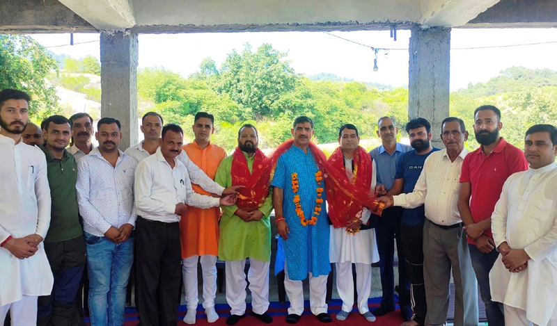 MP Jugal Kishore posing with local BJP leaders and Panchayat representatives at Chowki Choura, Akhnoor in Jammu. MP Jugal Kishore posing with local BJP leaders and Panchayat representatives at Chowki Choura, Akhnoor in Jammu.