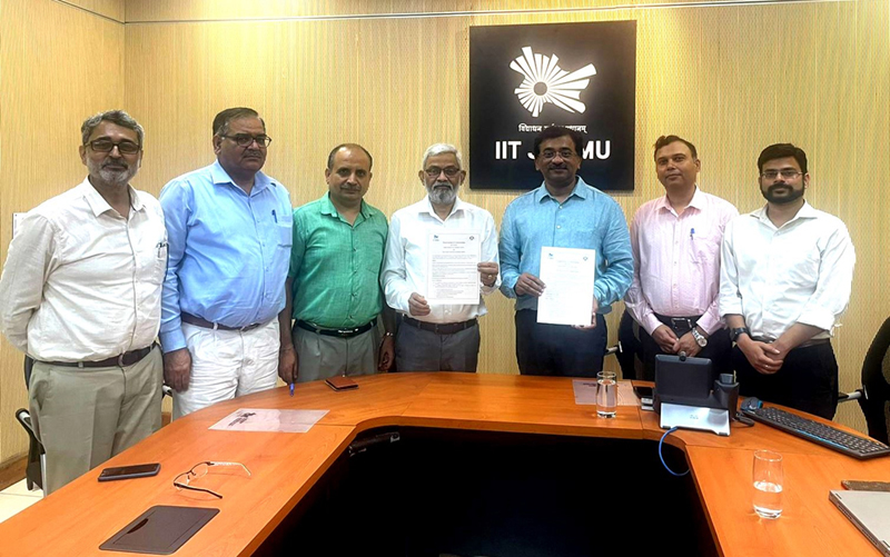 Director IIT Jammu, VC Cluster University of Jammu and others during signing of MoU between the two institutions.