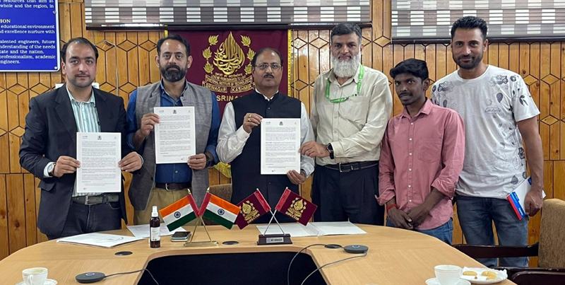 Representatives displaying copies of tripartite agreement between IIEDC, UNICEF India & Move Beyond. Representatives displaying copies of tripartite agreement between IIEDC, UNICEF India & Move Beyond.