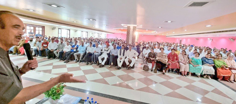 Former Chief Minister Gh Nabi Azad speaking during meeting with key leaders at Jammu. Former Chief Minister Gh Nabi Azad speaking during meeting with key leaders at Jammu.