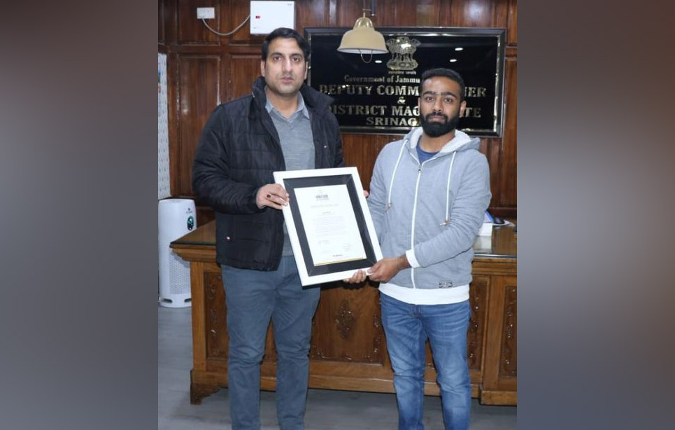 DC Srinagar felicitates Uzair Fayaz Khan of Nowhatta for registering excellence in International Book of Records-15