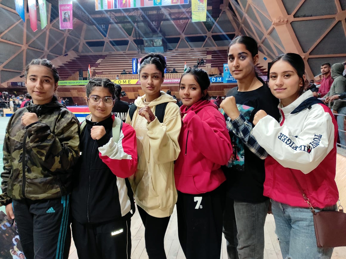 Participants posing for a group photograph at Srinagar. Participants posing for a group photograph at Srinagar.