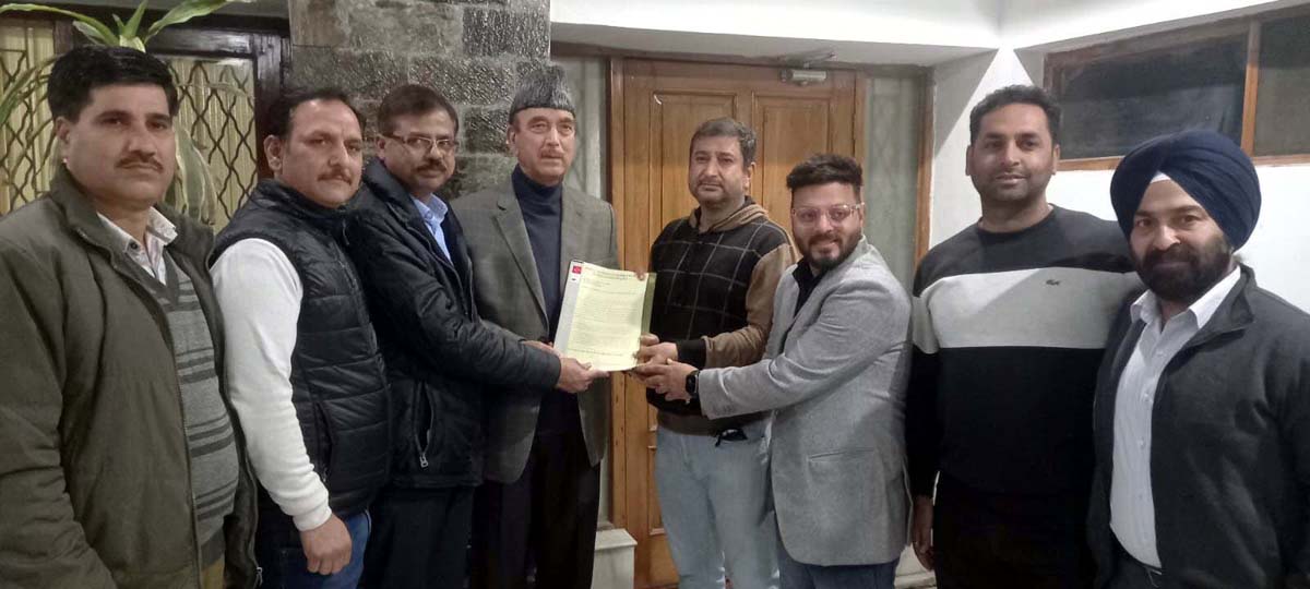 Office bearers of Joint Action Committee Against J&K Public University Bill-2022 submitting memorandum to Ghulam Nabi Azad at Jammu on Tuesday. Office bearers of Joint Action Committee Against J&K Public University Bill-2022 submitting memorandum to Ghulam Nabi Azad at Jammu on Tuesday.