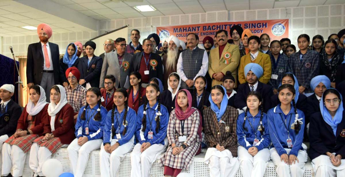 Advisor to LG R R Bhatnagar posing for group photograph at MBSCET, Jammu. Advisor to LG R R Bhatnagar posing for group photograph at MBSCET, Jammu.