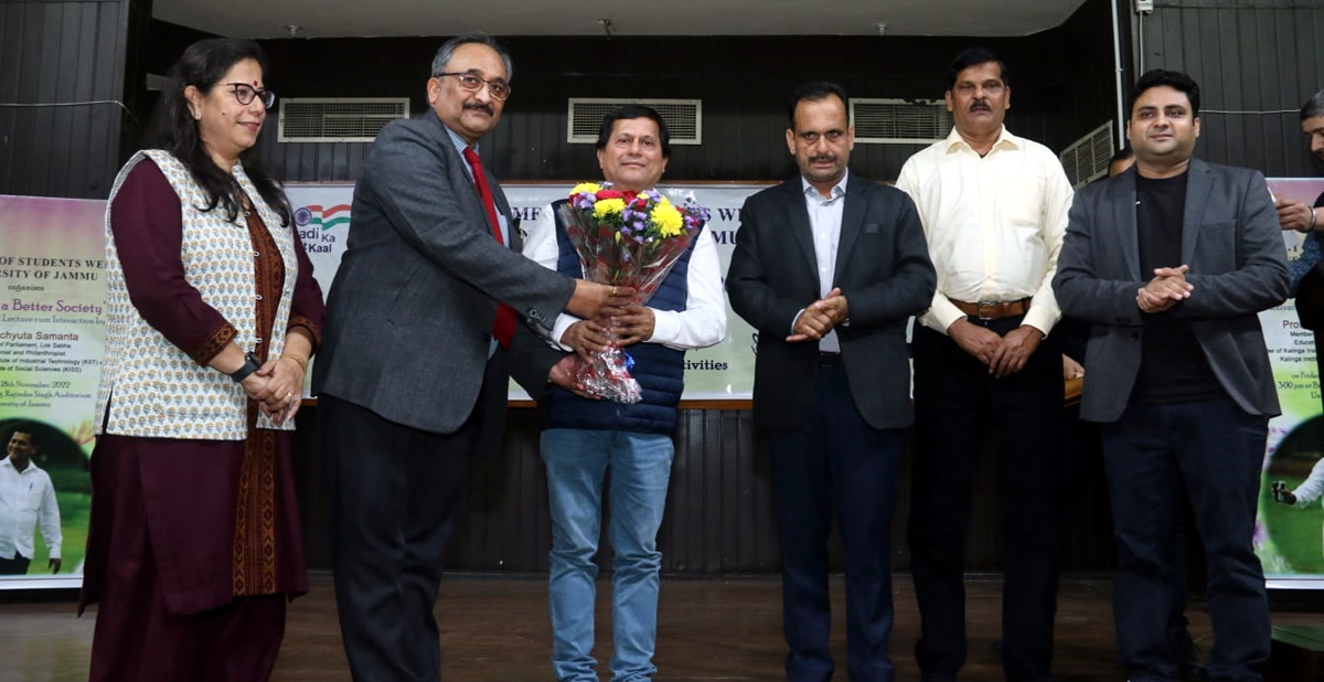 Prof Achyuta Samanta being welcomed at JU on Friday. Prof Achyuta Samanta being welcomed at JU on Friday.